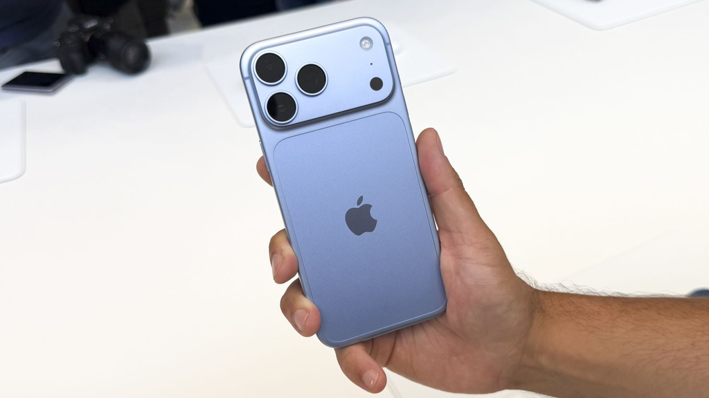 Discover full Apple iPhone 18 Pro specs, variable camera aperture details, A20 Pro benchmark features, release dates, and launch pricing.